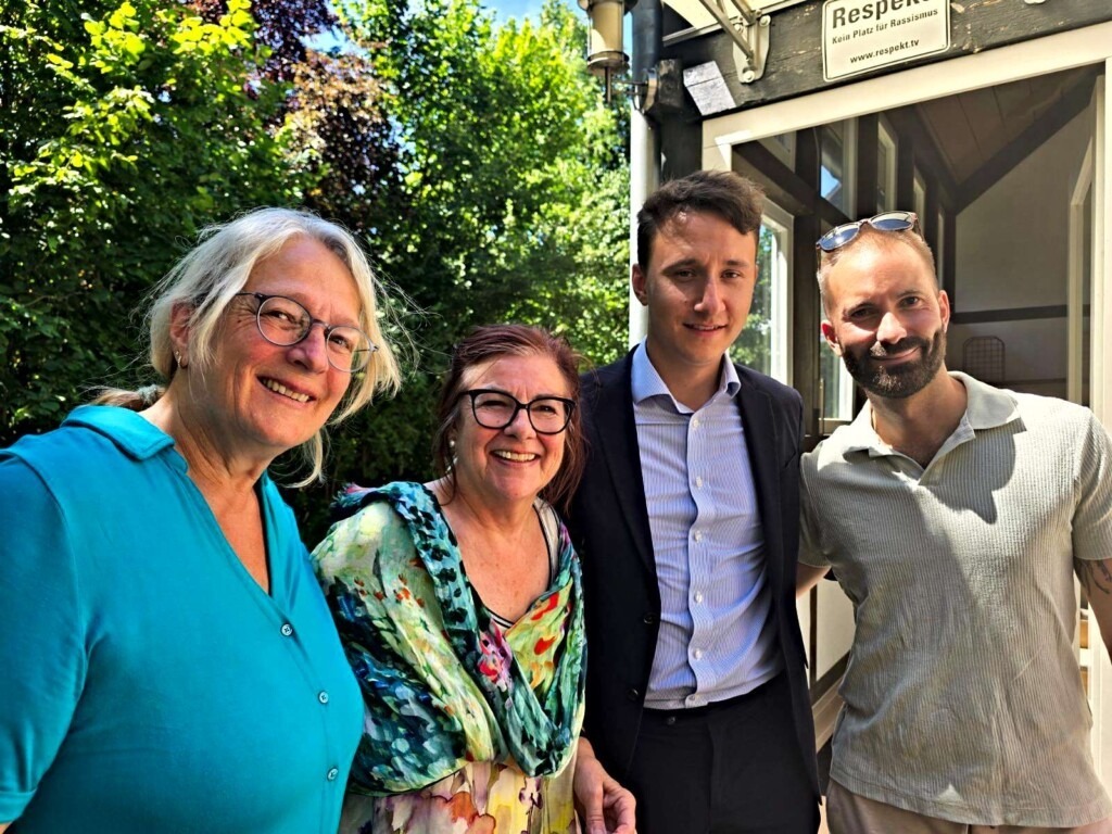4 Gäste auf dem Sommerfest