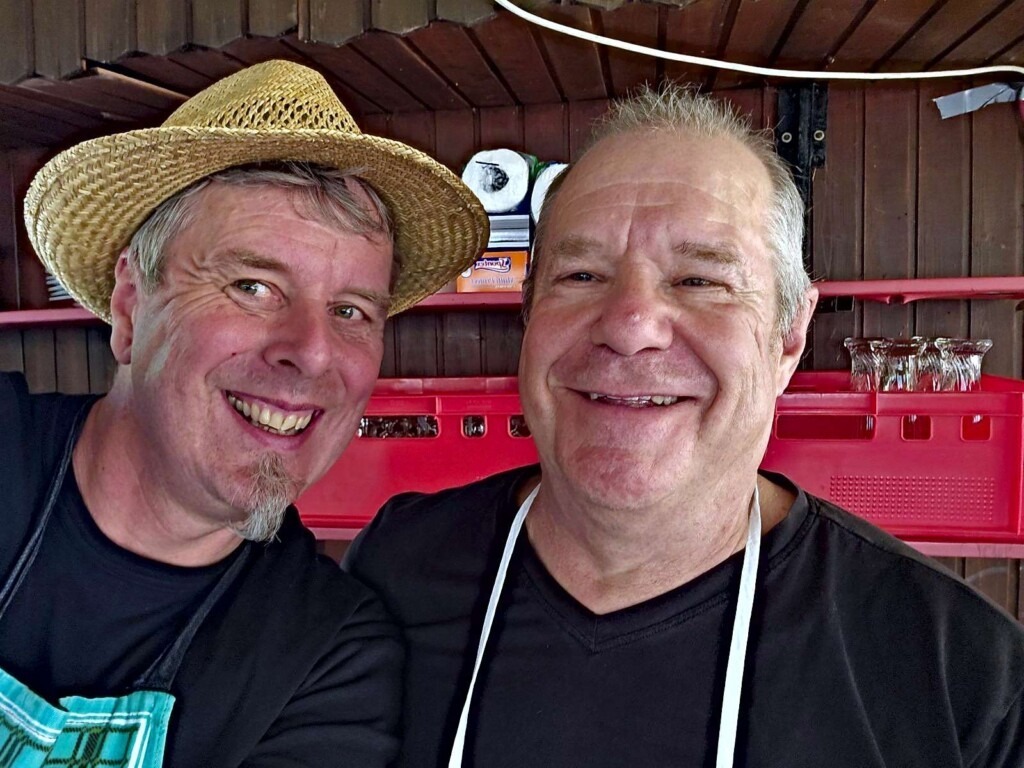 2 Grillmeister auf dem Sommerfest