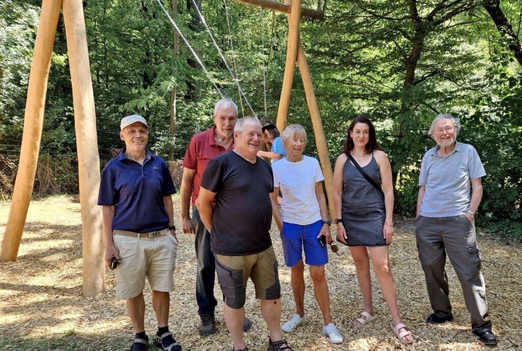 6 Personen vor einer neu gebauten Schaukel