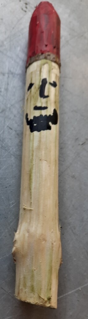 Von Kindern geschnitzter und bemalter Holzzwerg
