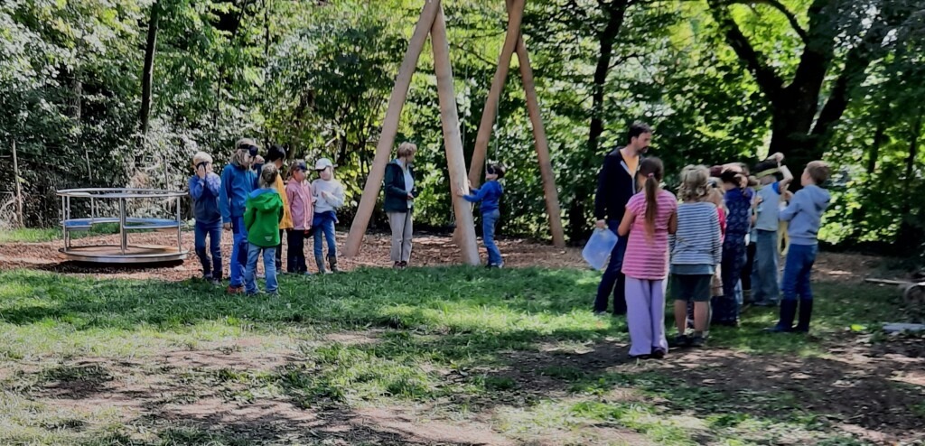 Eine Schar Kinder während eines Spiels in der Ferienfreizeit