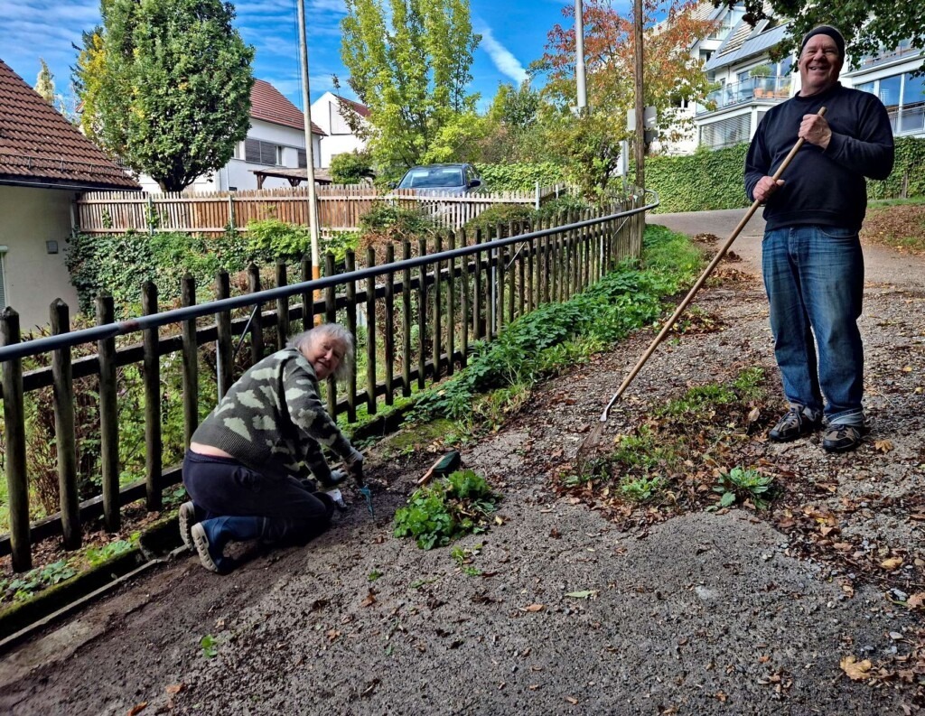 Frau und Mann bei der Gartenarbeit